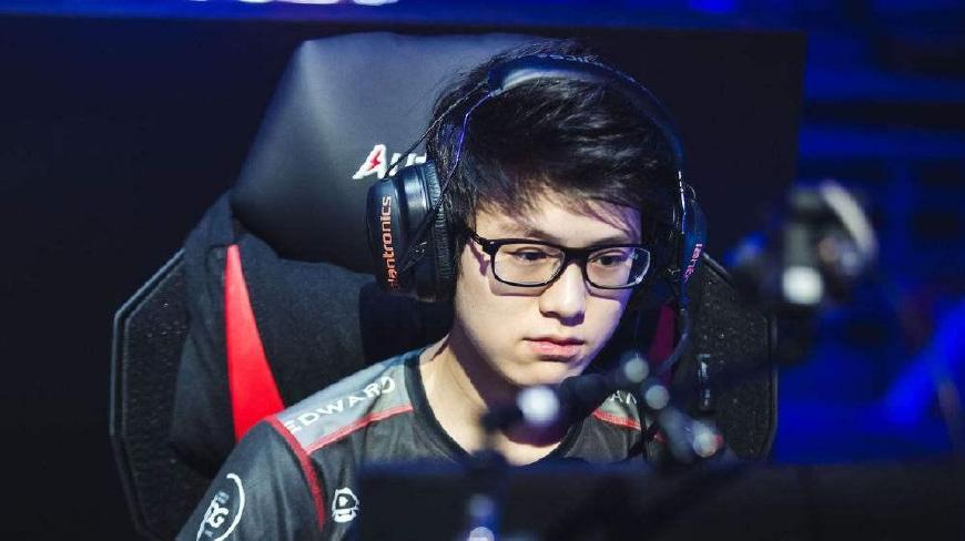 更在潜移默 更在潜移默